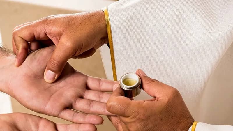 Unción de los Enfermos: Qué es, quién puede recibirla y cómo pedirla